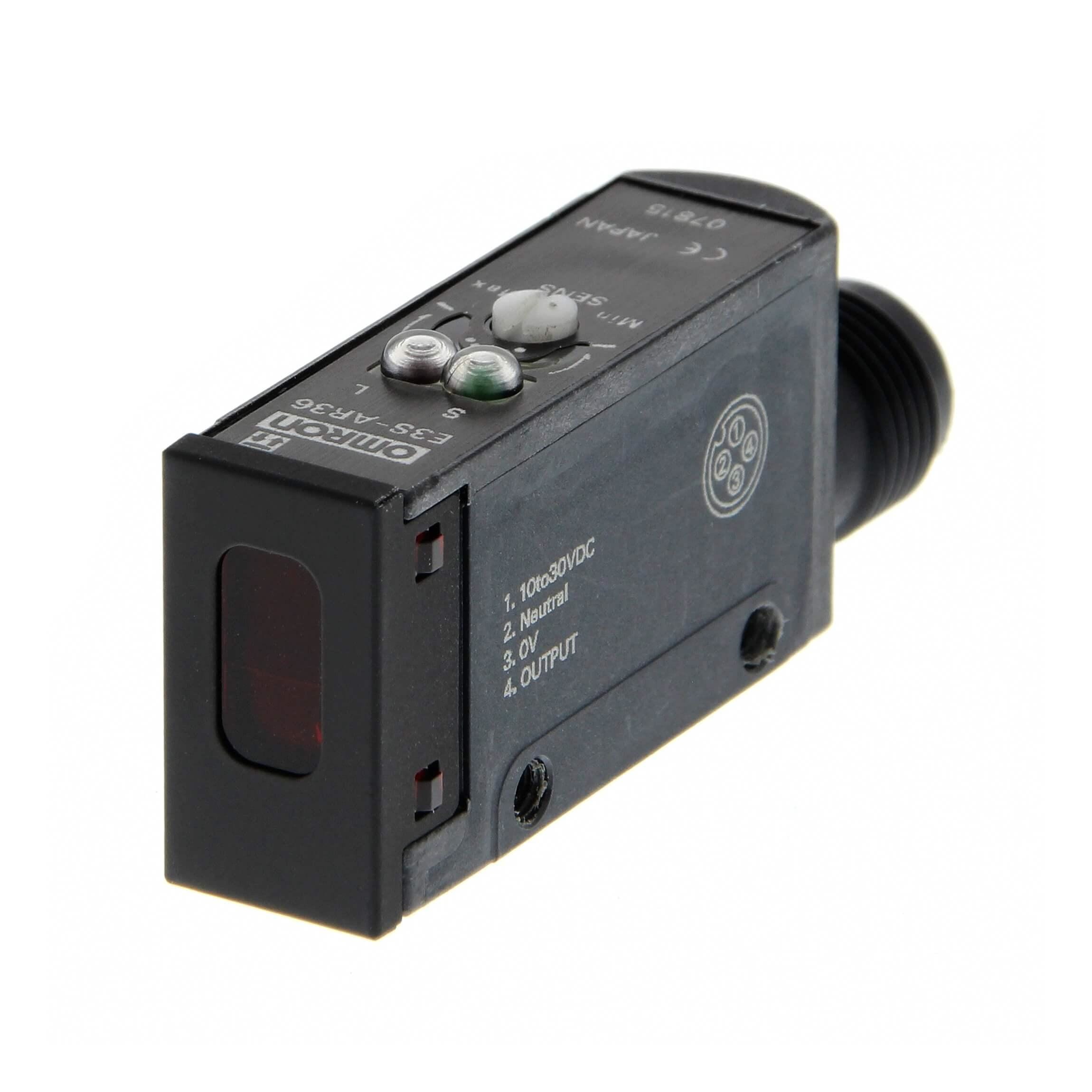 OMRON - Sensor plástico CC 3 hilos espejo 2m horizontal PNP M12