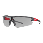 MILWAUKEE - GAFAS DE SEGURIDAD GRISES CON ANTIVAHO Y ANTIRRASGUÑOS - (CANT COMPRA MULTIPLOS DE 12 UN)