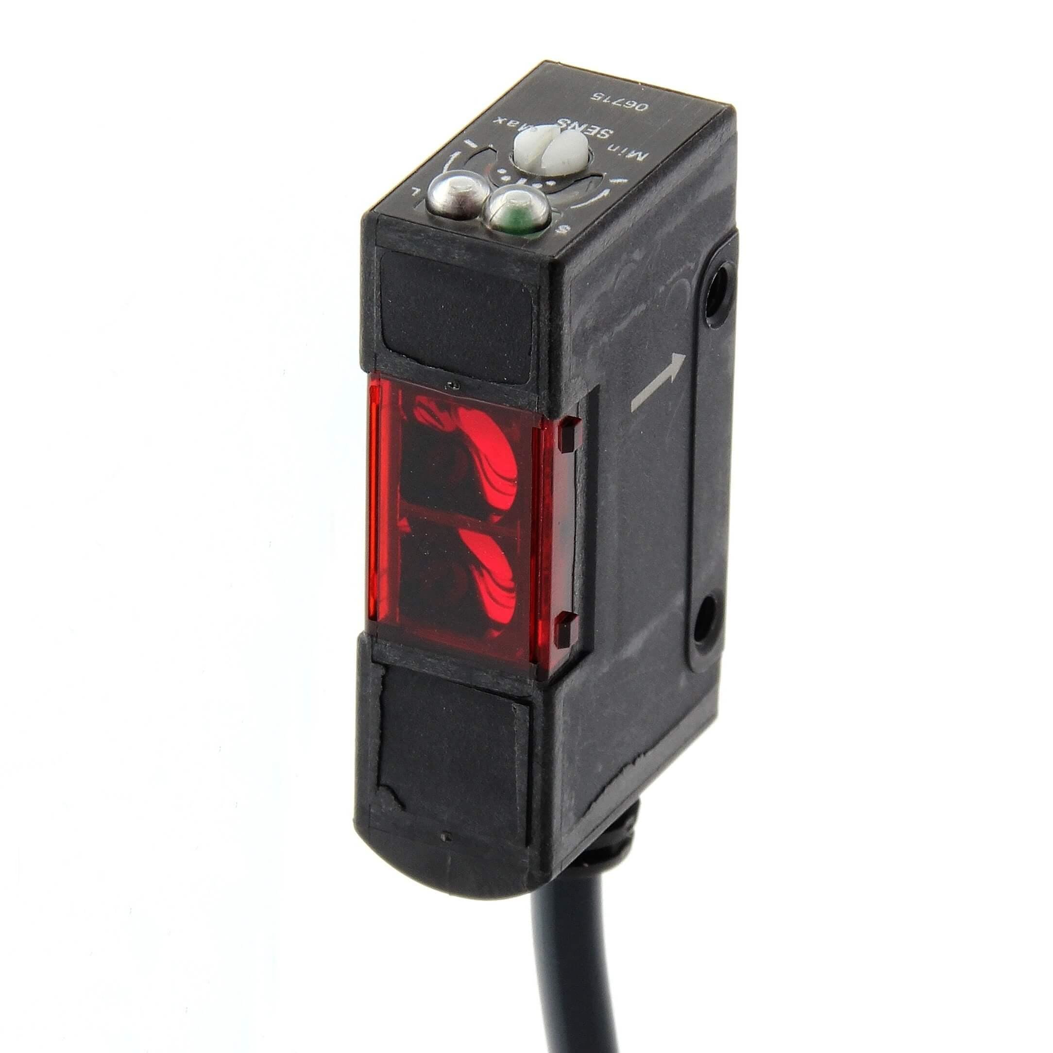 OMRON - E3S-AT81-D  SENSOR PLAST.ICO CC 3 HL.BARR.E3S-AT81-D