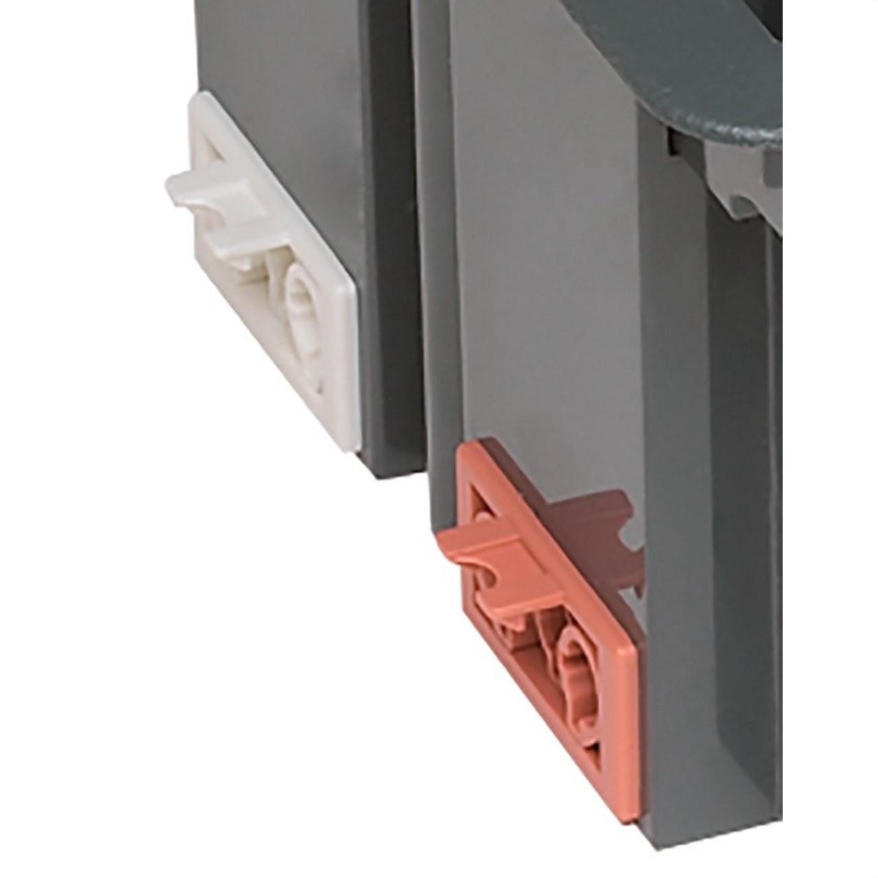 MMCONECTA - Conector M CR montado / conexionado en caja de suelo blanco